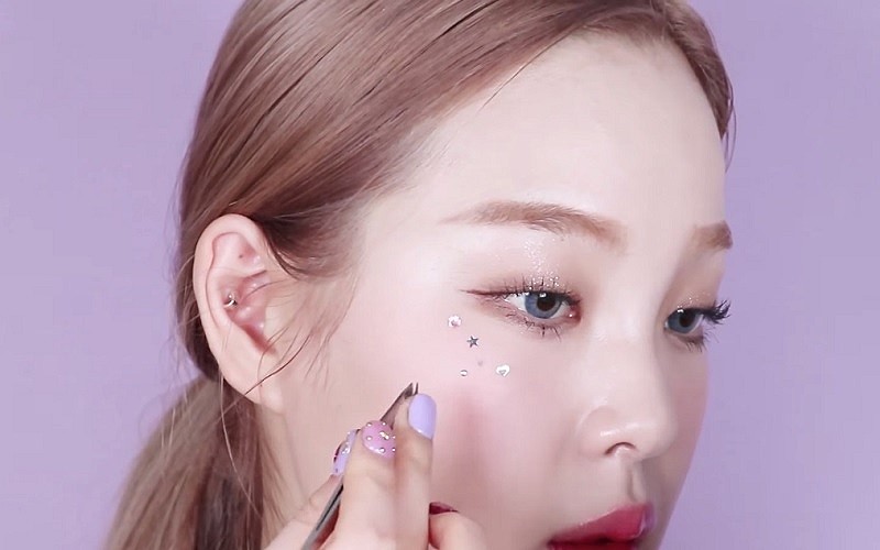 Trang Điểm Đính Đá Ở mắt: cách tạo lên Đôi mắt lấp lánh, quyến rũ